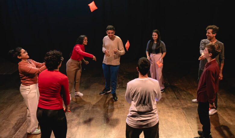 Projeto teatral baseado em oficina com usuários do SUS apresenta espetáculo em Joinville