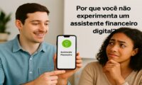 Homem mostrando smartphone com ícone de cofrinho verde e texto “Assistente Financeiro” para mulher pensativa, em ambiente interno