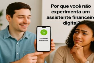 Homem mostrando smartphone com ícone de cofrinho verde e texto “Assistente Financeiro” para mulher pensativa, em ambiente interno